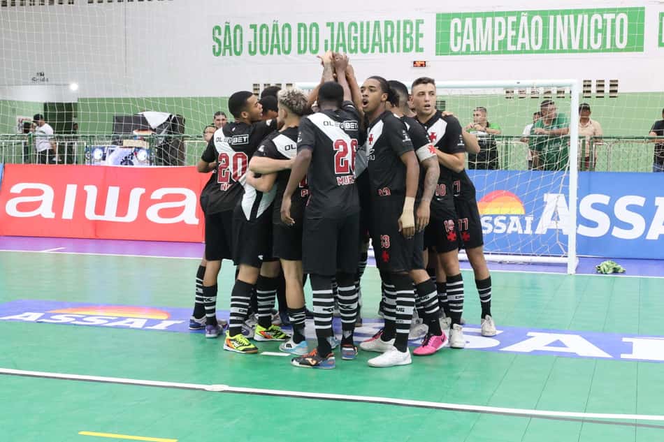 Jogadores do Vasco antes da partida contra o São João do Jaguaribe, pelo Brasileiro de Futsal (Divulgação/São João do Jaguaribe)