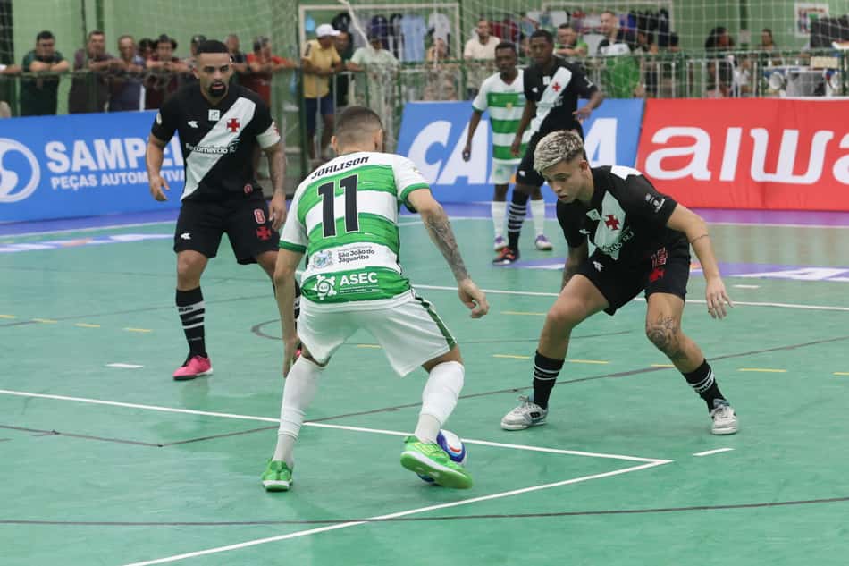 Joalison, do São João do Jaguaribe, tenta passar pela marcação do Vasco (Foto: São João do Jaguaribe/Divulgação)