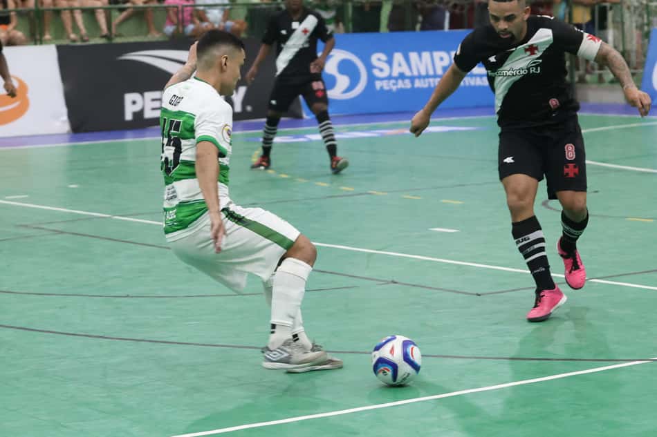 São João do Jaguaribe tenta ir ao ataque contra o Vasco (Foto: Divulgação/@gyldemberg)