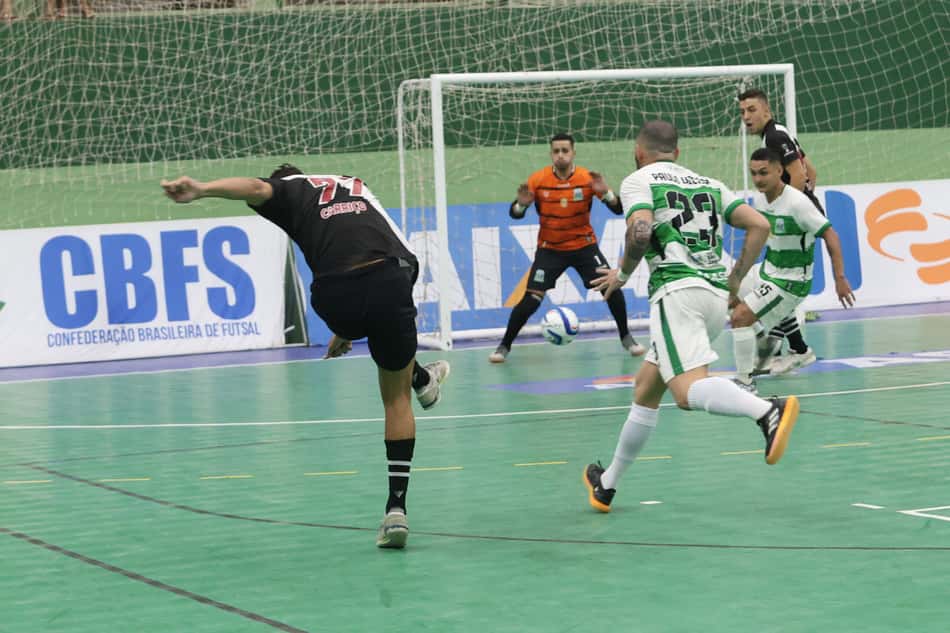 Carriço tenta o chute para o Vasco na partida no Ceará (Divulgação/@gyldemberg)