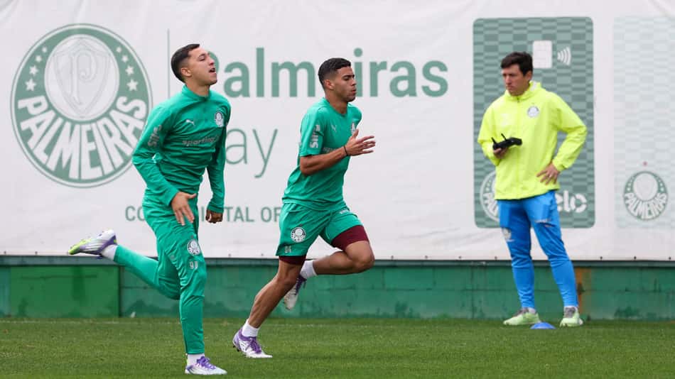Os jogadores Thalys e Arthur (à direita) durante treinamento na Academia de Futebol (Foto: Cesar Greco/Palmeiras)