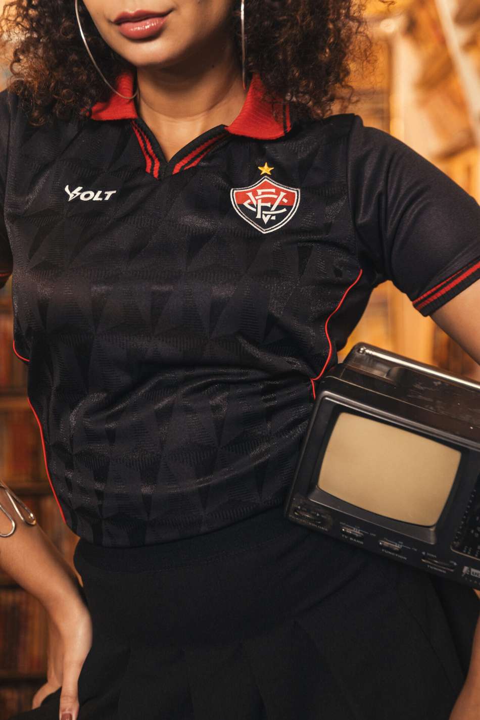 Modelo com o novo uniforme do Vitória na versão feminina (Foto: divulgação)