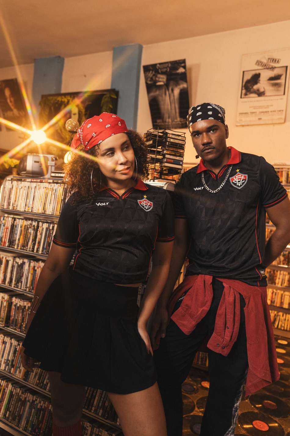 Modelos com o novo uniforme do Vitória na versão feminina e masculina (Foto: divulgação)