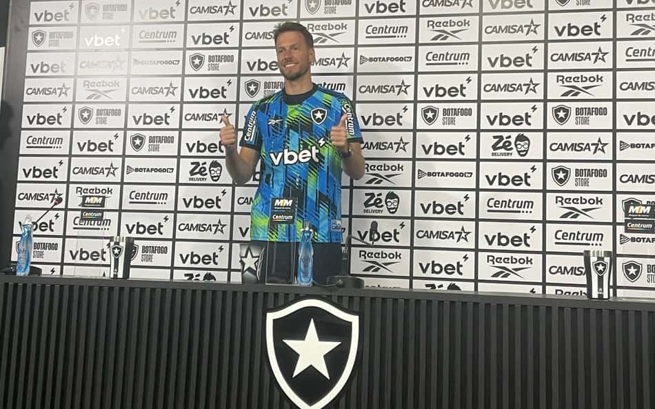 Neto é apresentado pelo Botafogo e revela motivo da escolha pelo clube: 'Busco sentido na vida'