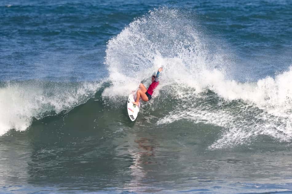 Laura Raupp em Ubatuba (Foto: Daniel Smorigo / CBSurf)