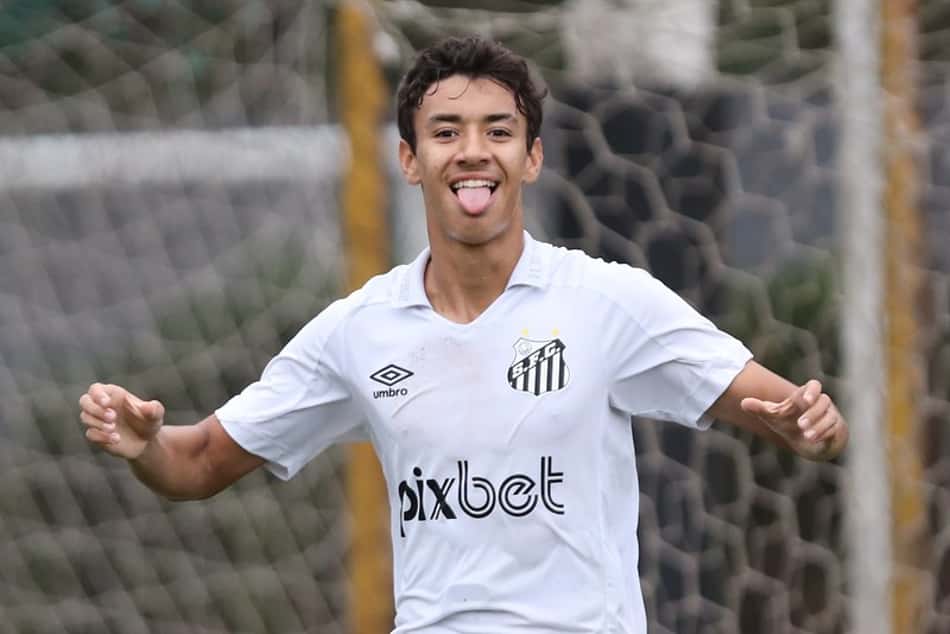 Gabriel Bontempo atuando pelas categorias de base do Santos, em 2022. (Foto: Pedro Ernesto Guerra Azevedo/Santos FC)
