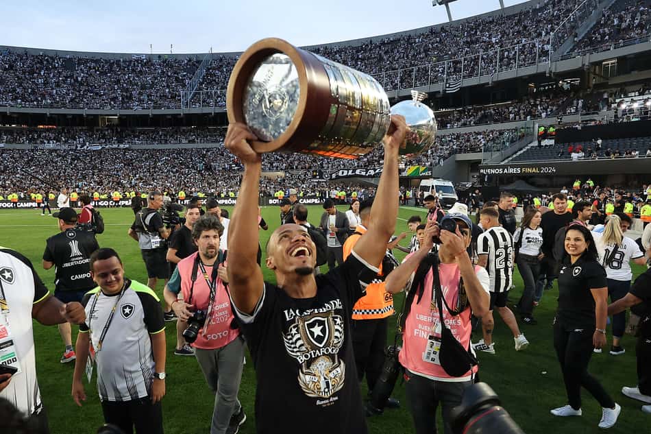 Marlon Freitas, do Botafogo, com o troféu da Libertadores (Foto: Vítor Silva/Botafogo)