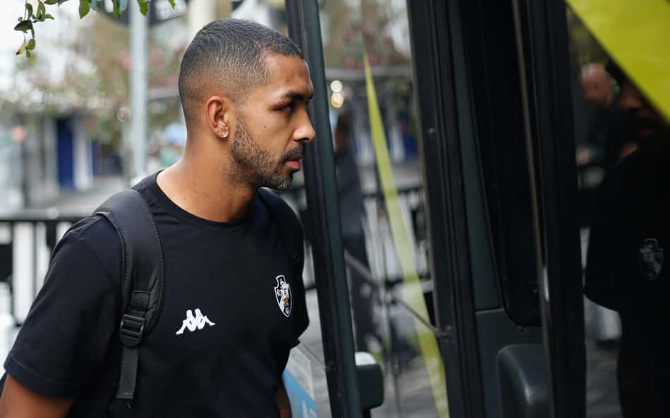 Paulo Henrique, do Vasco, mostra ferimento após choque com Lyanco