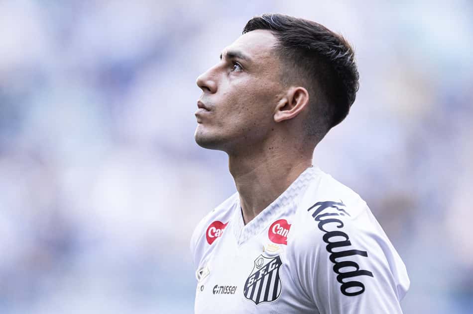 Escobar começa jogando diante do Bahia (Foto: Raul Baretta/ Santos FC)