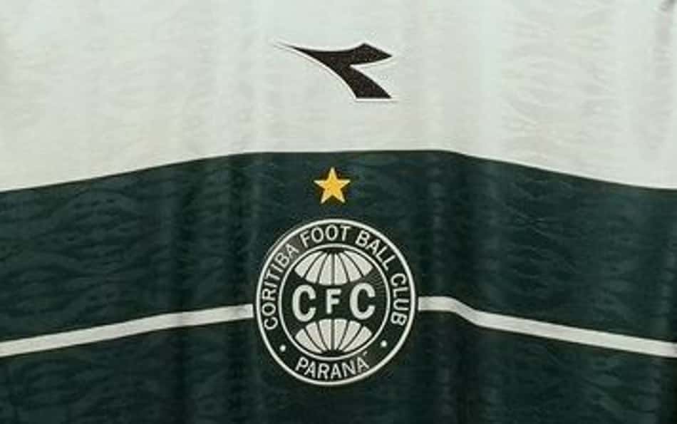 Coritiba vive impasse e cogita rescisão com fornecedora de material esportivo