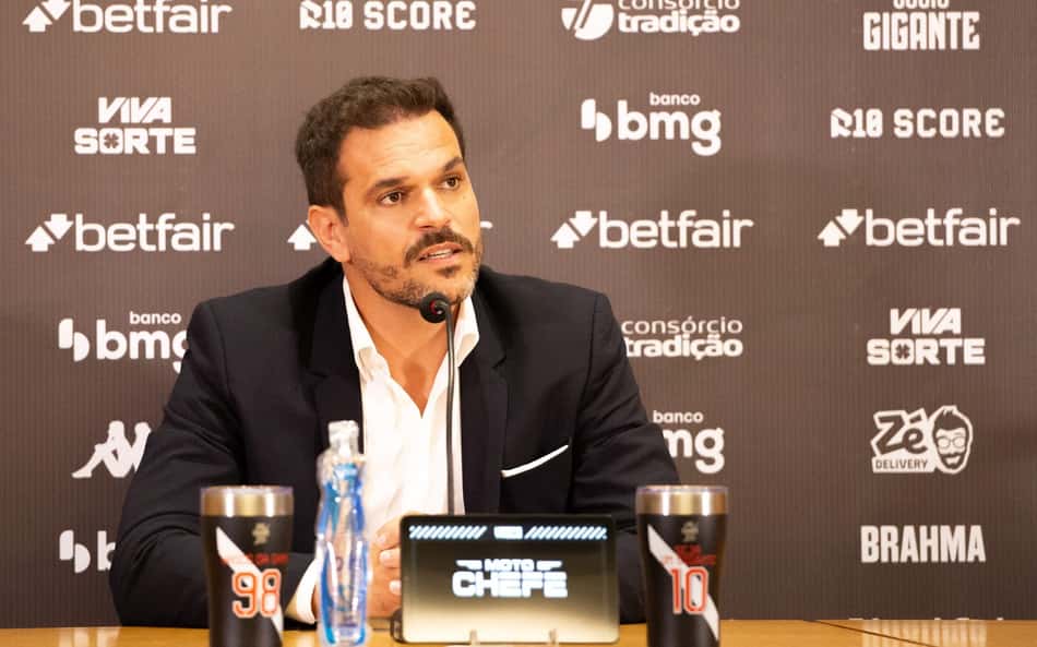 Diretor do Vasco viaja para Turquia e tenta fechar contratação de Carlos Cuesta