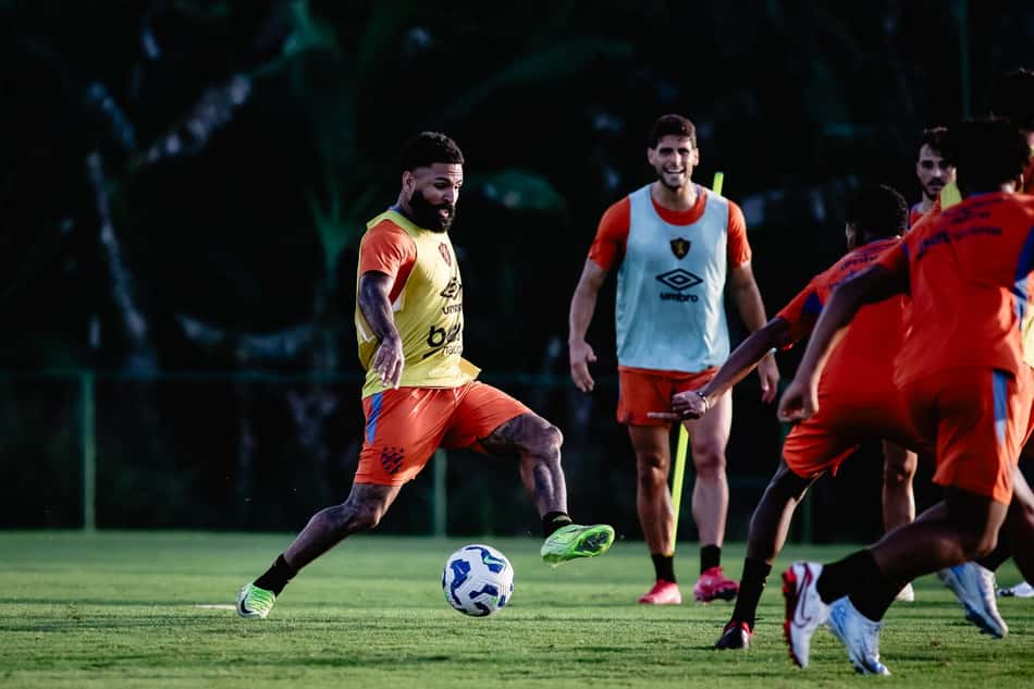 Romarinho em treino do Sport (Foto: Paulo Paiva/ Sport Recife)