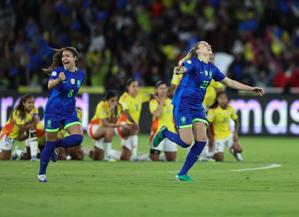 Angelina e Isa Haas comemoram título do Brasil na Copa América Feminina. (Foto: Lívia Villas Boas / CBF)