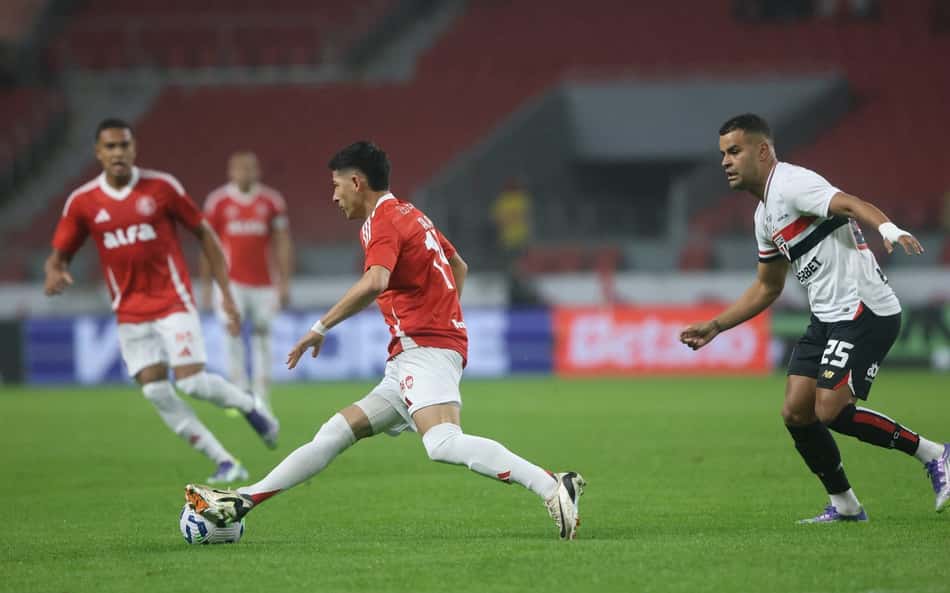 Em duelo espelhado, São Paulo aproveita bolas paradas e vence o Internacional