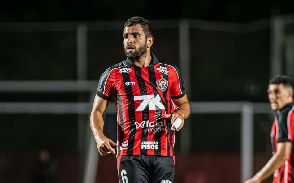 Volante do Vitória tem suspensão mantida pelo STJD e vira dúvida contra o São Paulo