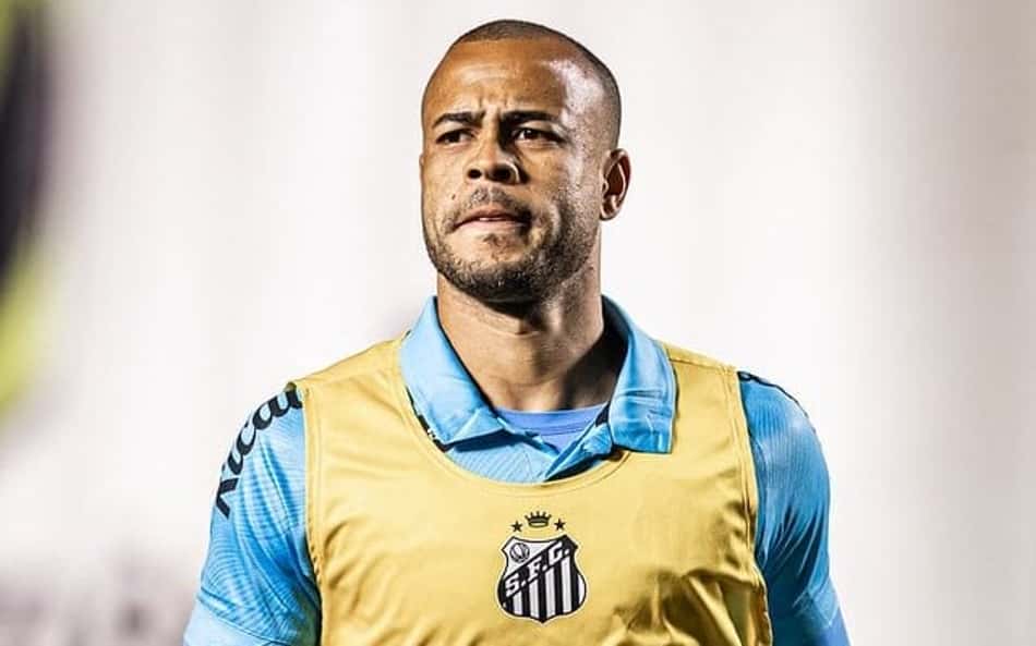 Mayke celebra estreia pelo Santos e projeta duelo contra o Cruzeiro: 'Impor nosso jogo'