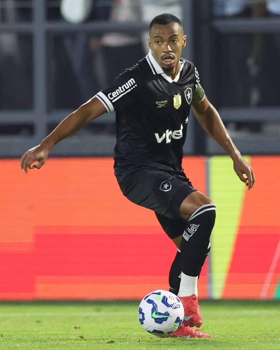 Marlon Freitas em ação no jogo entre Bragantino e Botafogo (Foto: Vítor Silva/Botafogo)