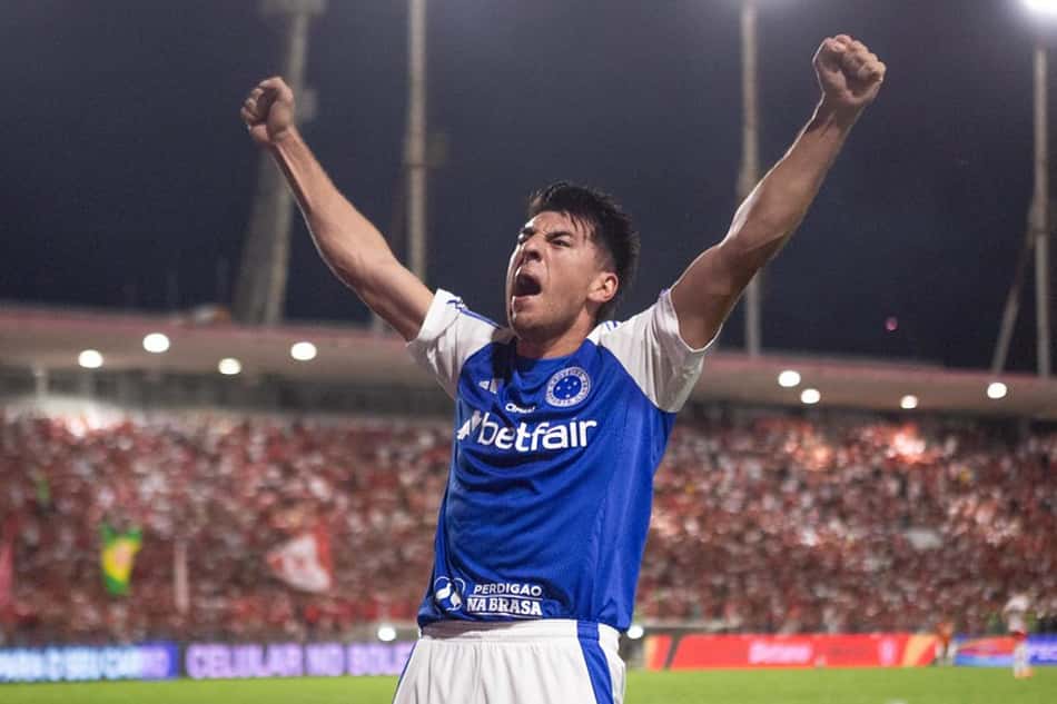 Zagueiro Villalba comemora gol do Cruzeiro contra o CRB (Foto: Rafael Vieira/Cruzeiro)