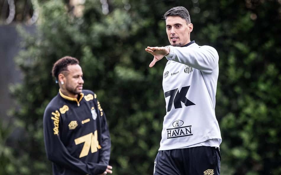 Cleber Xavier ajusta Santos com novidades em treino tático antes do duelo contra o Cruzeiro