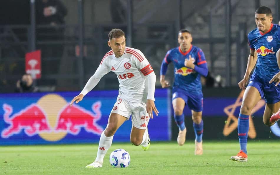 Melhores momentos: Internacional vence Bragantino e espanta, por enquanto, a crise