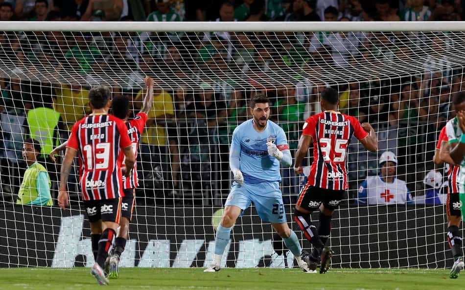 Torcida do São Paulo compara Rafael a Rogério Ceni após jogo da Libertadores