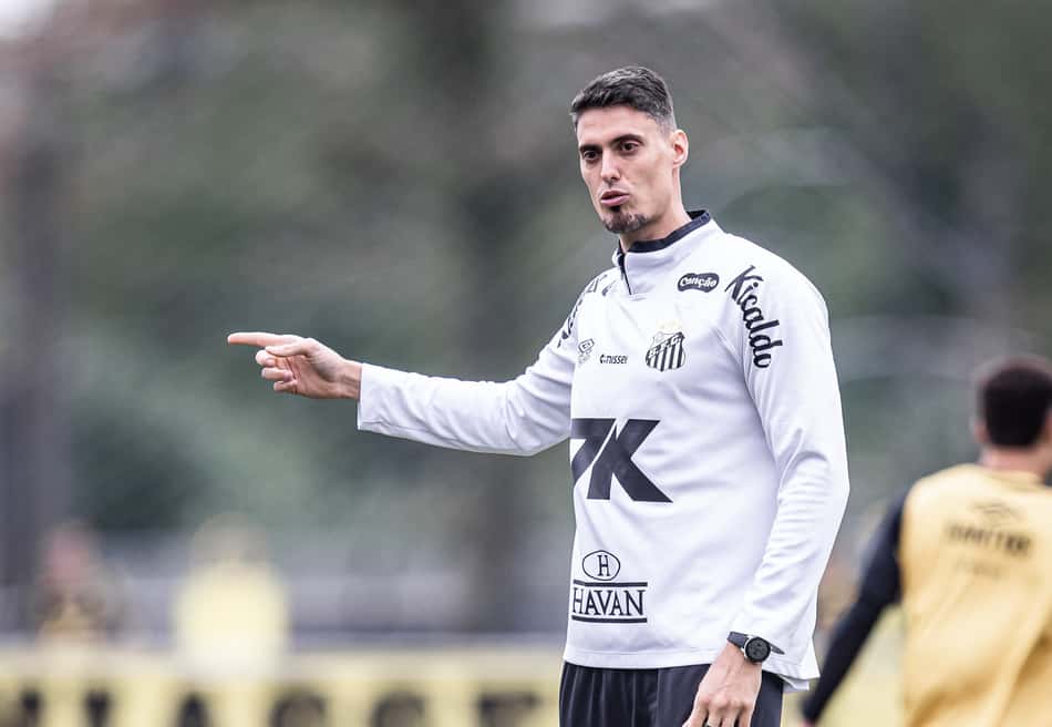 Matheus Bachi comandou atividade no Santos (Foto: Raul Baretta/ Santos)