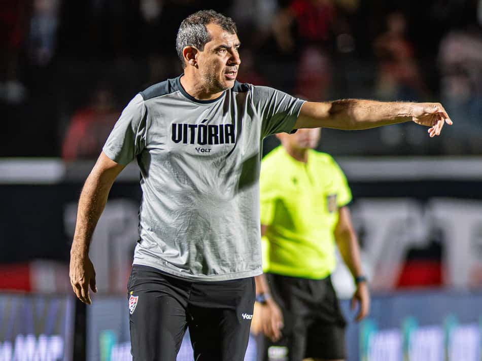 Carille comanda o Vitória contra o Juventude (Foto: Victor Ferreira / EC Vitória)