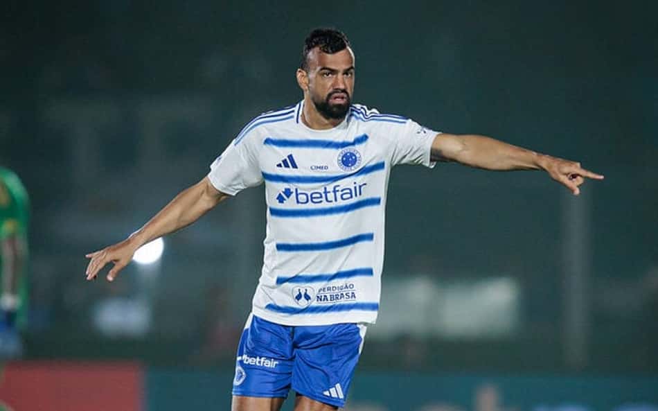 Zagueiro do Cruzeiro revela conversa com árbitro sobre pênalti não marcado