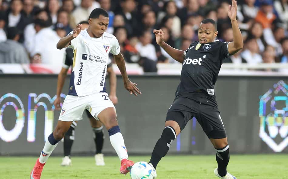 Marlon Freitas em ação no LDU x Botafogo (Foto: Vítor Silva/Botafogo)