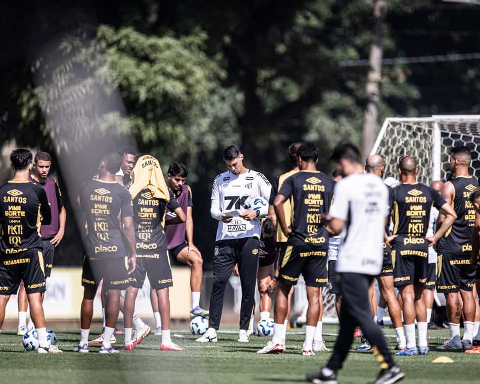 Matheus Bachi vai comandar o Santos contra o Bahia (Foto: Raul Baretta/ Santos FC)