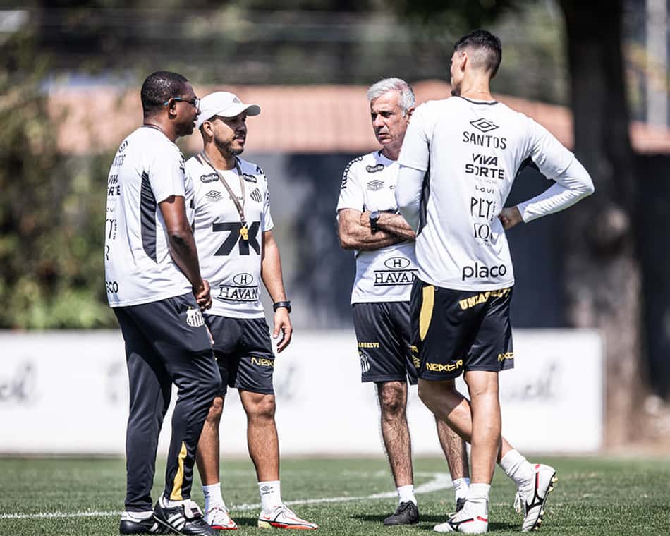 Comissão técnica do Santos reunida no CT Rei Pelé. (Foto: Raul Baretta/ Santos FC)