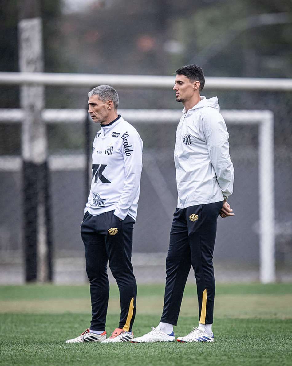 Vojvoda comanda o primeiro treino no CT Rei Pelé ao lado do auxiliar fixo do clube Matheus Bachi. (Foto: Raul Baretta/ Santos FC)