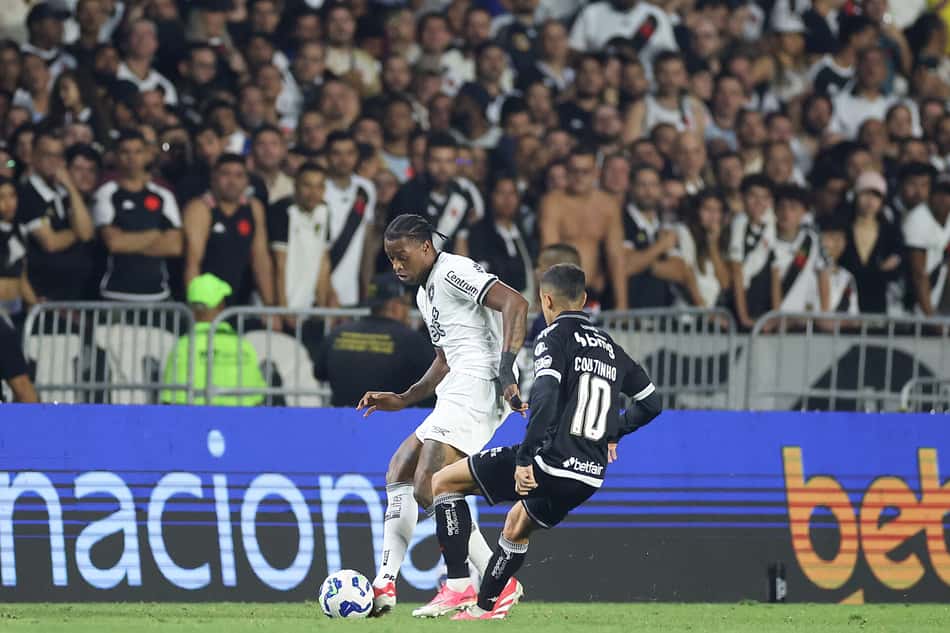 Kaio Pantaleão e Coutinho no duelo entre Vasco e Botafogo (Foto: Vítor Silva/Botafogo)