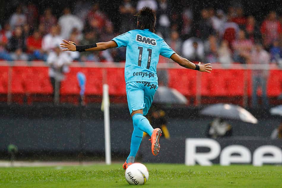 Camisa azul turquesa foi relançada pelo Santos em parceria com a Umbro nesta temporada em homenagem ao retorno de Neymar. (Foto: Ricardo Saibun/ Santos FC)