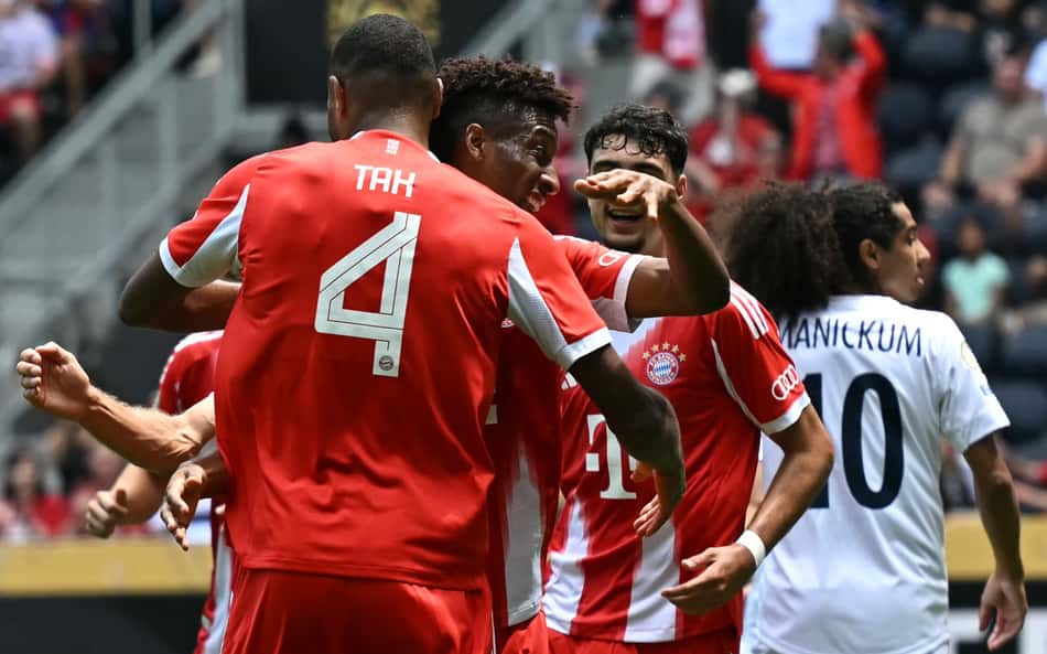 Coman comemora gol do Bayern contra o Auckland (Foto: Paul ELLIS / AFP)