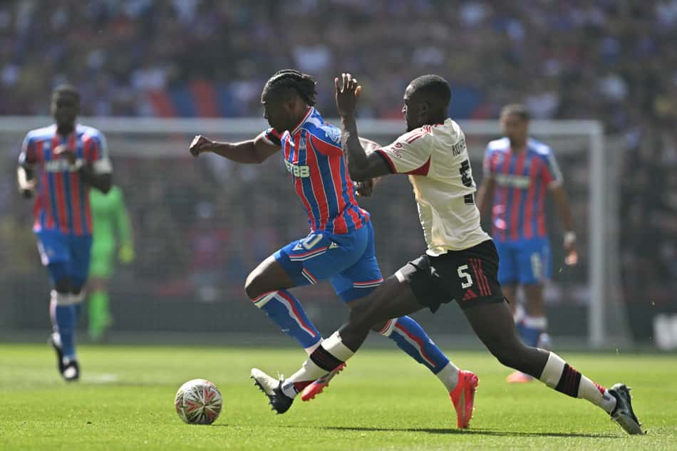 Eze e Konate disputam bola em Liverpool x Crystal Palace (Foto: Glyn KIRK / AFP)