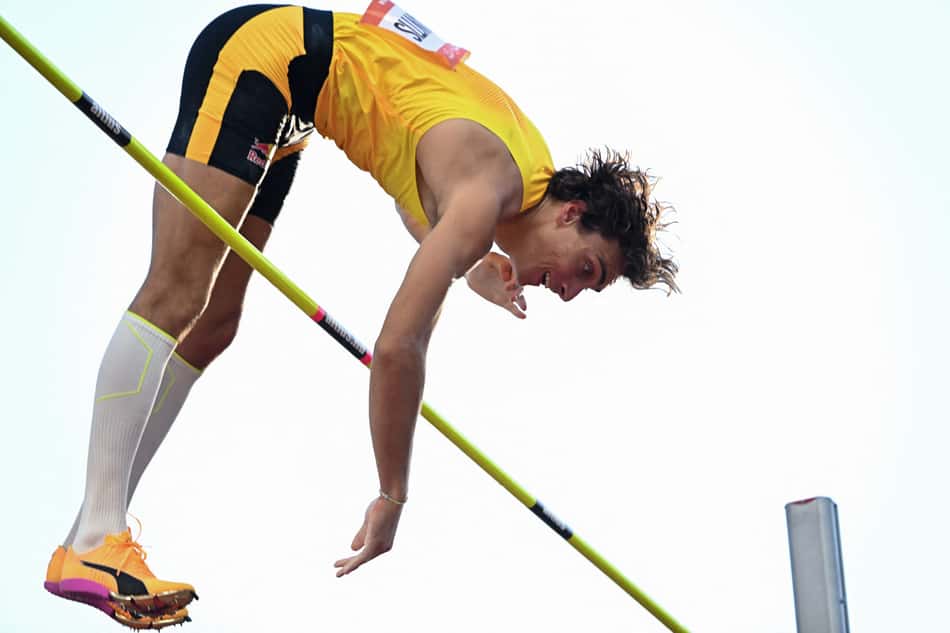 O sueco Armand Duplantis bate, mais uma vez, o recorde mundial do salto com vara (Foto: Attila KISBENEDEK / AFP)