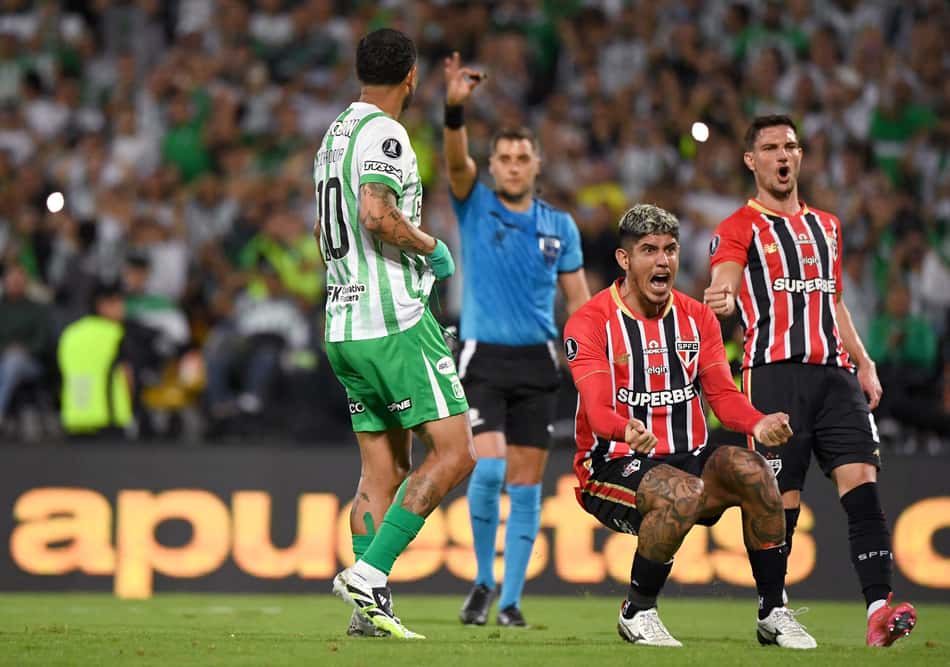 Alan Franco comemora jogada pelo São Paulo (Foto: Jaime SALDARRIAGA / AFP)