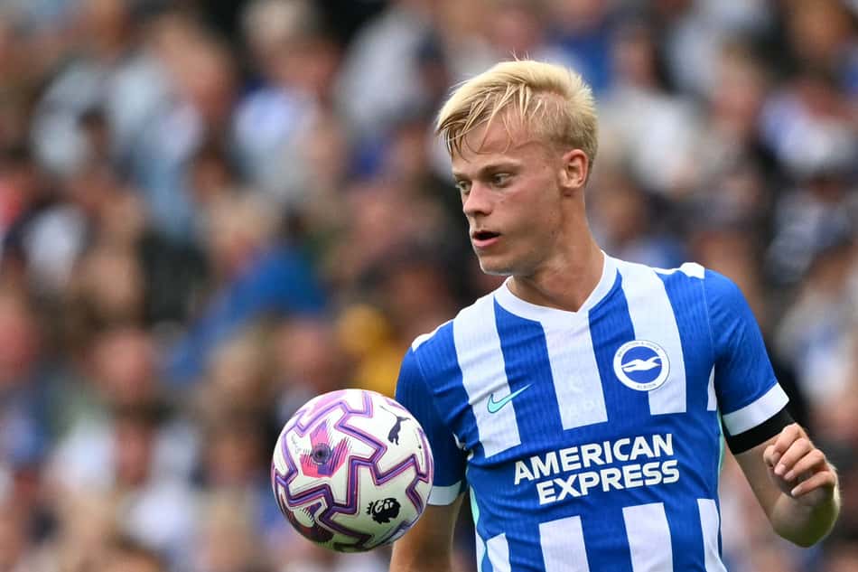 Jan Paul van Hecke foi um dos líderes em porcentagem de passes certos na Premier League em 2024/25 (Foto: Glyn KIRK / AFP)