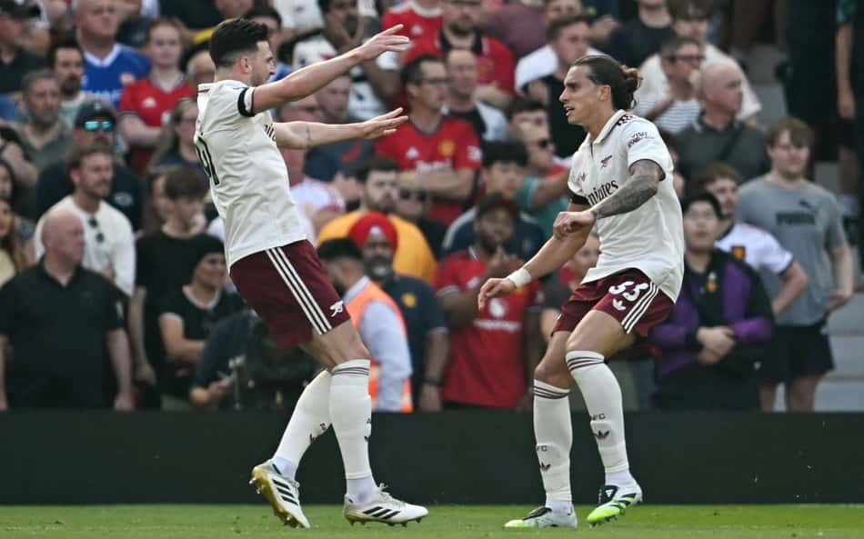 Arsenal sofre, mas consegue segurar vitória sobre United em estreia na Premier League