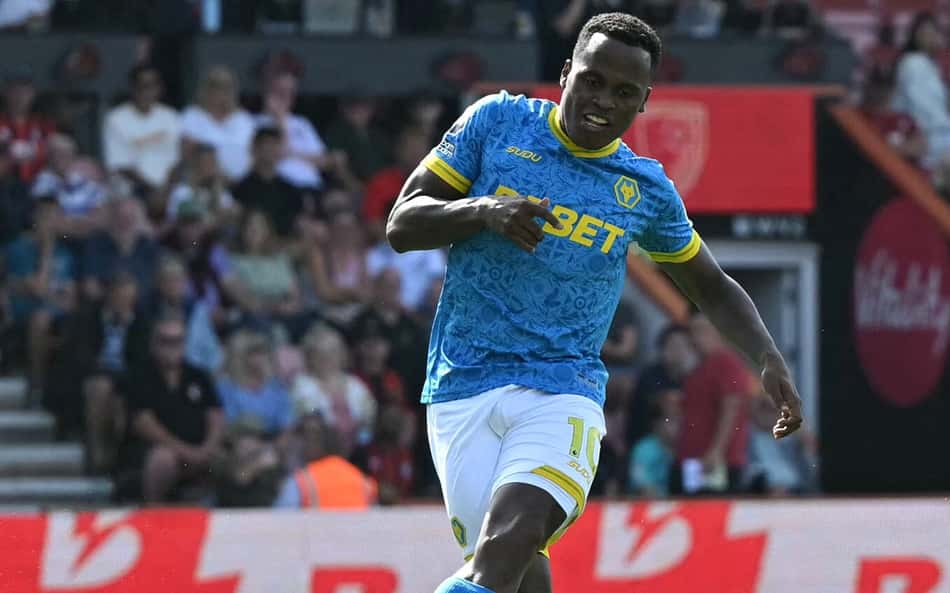 Jhon Arias em ação pelo Wolverhamptom na Premier League (Foto: JUSTIN TALLIS/AFP)