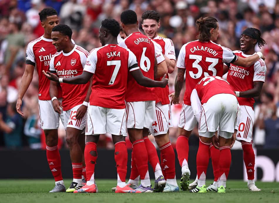 Jogadores do Arsenal comemoram gol contra o Leeds (Foto: HENRY NICHOLLS / AFP)