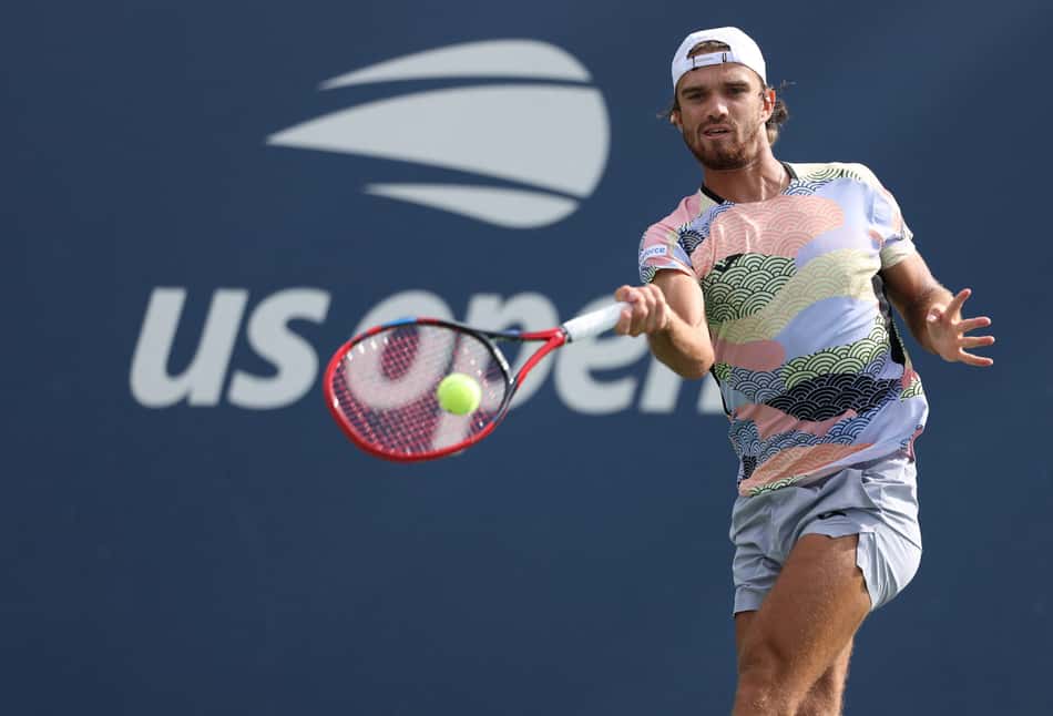 O tcheco Tomas Machac na vitória sobre o italiano Luca Nardi na estreia do US Open (Foto: AL BELLO/ AFP)