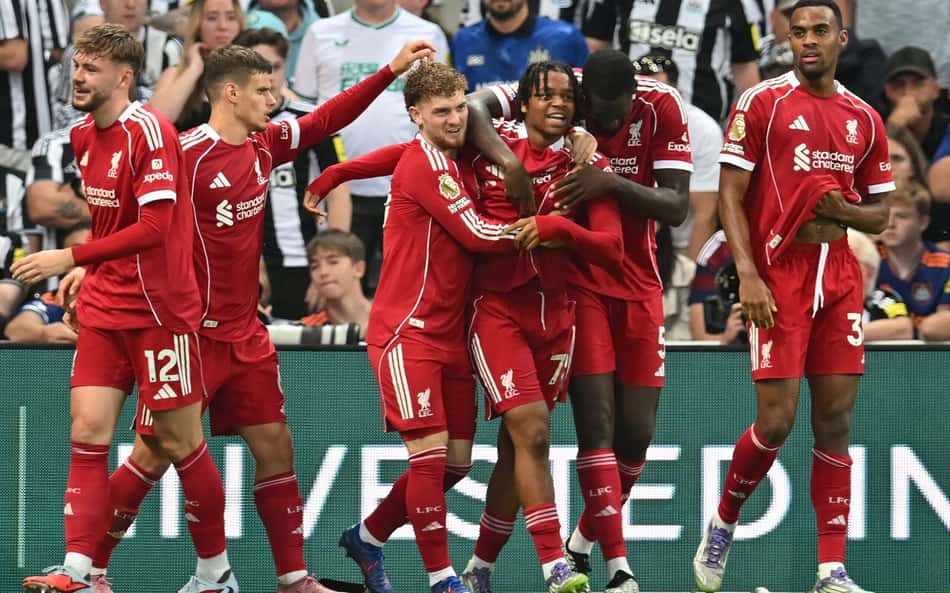 Joia brilha no fim, e Liverpool bate Newcastle pela Premier League
