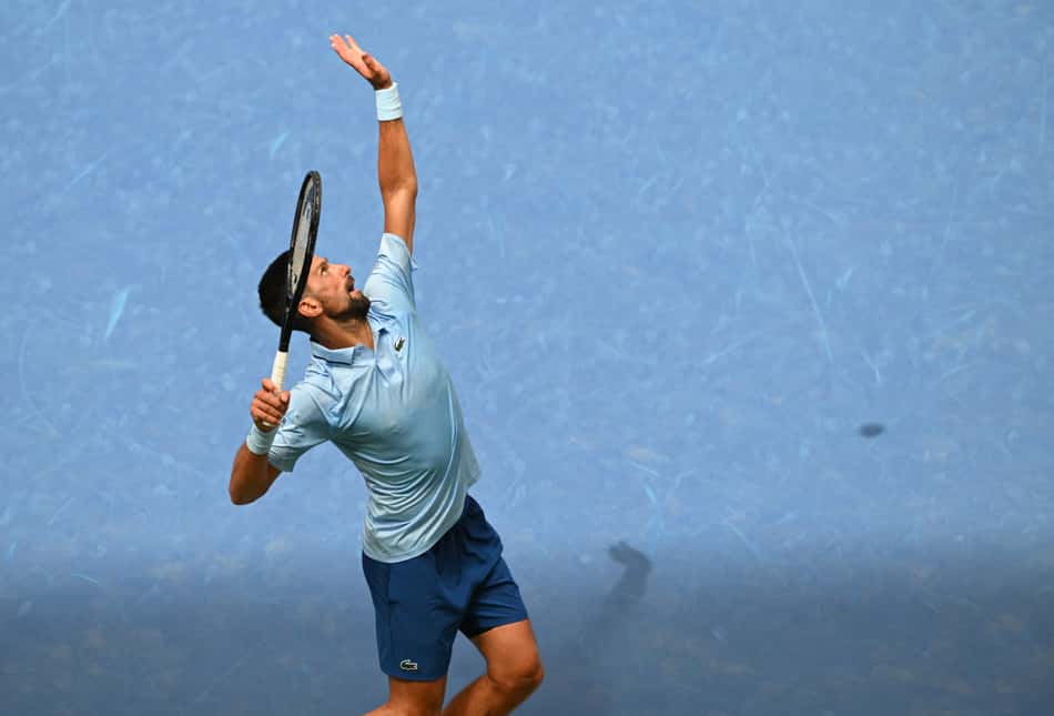 O sérvio Novak Djokovic saca na vitória sobre o americano Zachary Svajda no US Open (Foto: ANGELA WEISS / AFP)