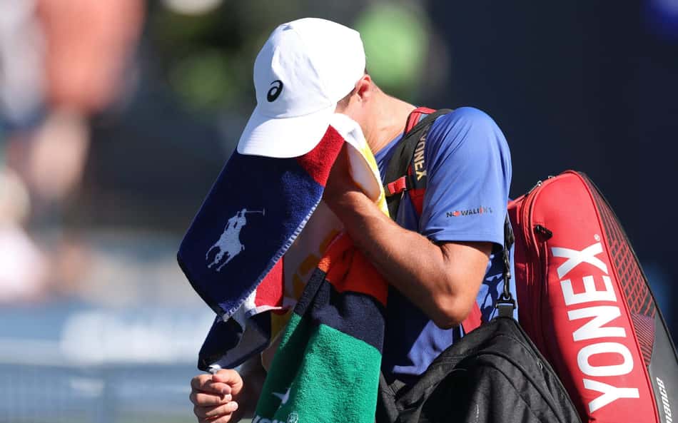 O polonês Kamil Majchrzak acabou desistindo da partida contra o suíço Leandro Riedi em Nova York (Photo by Ishika Samant / GETTY IMAGES NORTH AMERICA / Getty Images via AFP)
