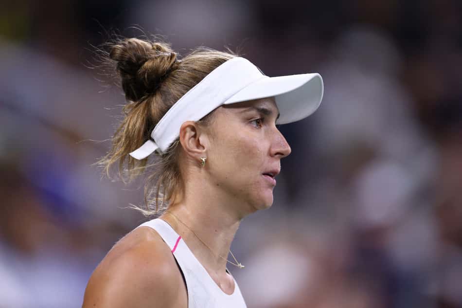 Bia Haddad em momento de concentração contra a grega Sakkari (Foto: Mike Stobe / GETTY IMAGES NORTH AMERICA / Getty Images via AFP (Photo by Mike Stobe / GETTY IMAGES NORTH AMERICA / Getty Images via AFP)