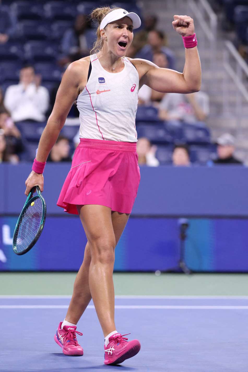 Bia Haddad comemora ponto na vitória da terceira rodada do US Open