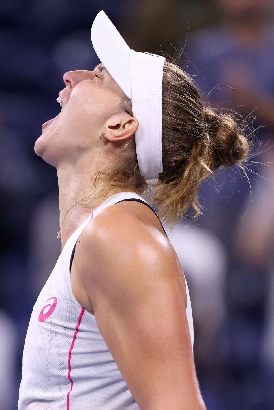 Bia Haddad solta o grito após a vitória sobre a grega Sakkari (Foto: Mike Stobe / GETTY IMAGES NORTH AMERICA / Getty Images via AFP
