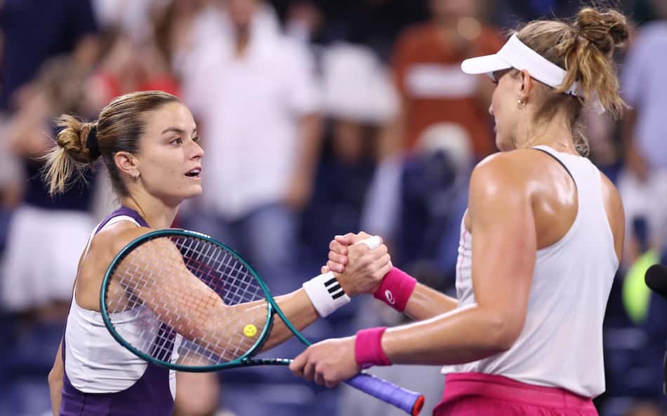 Bia Haddad é cumprimentada pela grega Maria Sakkari (Photo by Mike Stobe / GETTY IMAGES NORTH AMERICA / Getty Images via AFP)